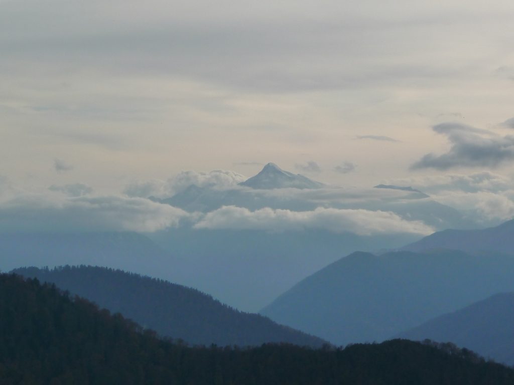 pic-aret-se-detache-nuages-entree-vallee-aure-montaut