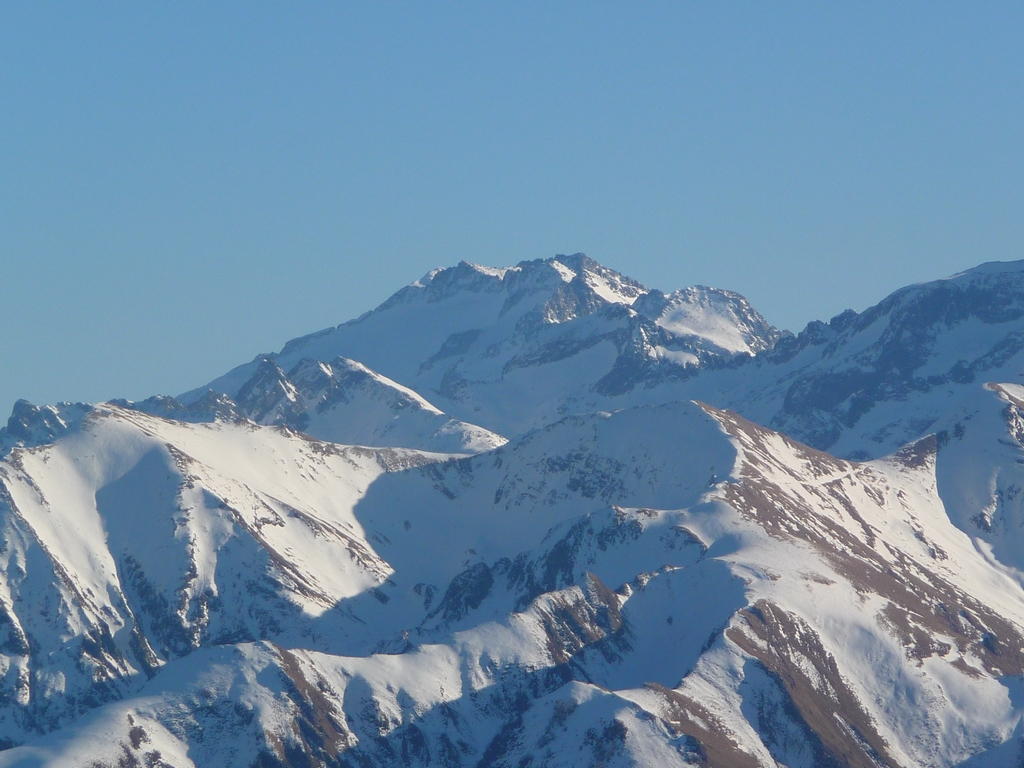 zoom-massif-maladeta-plus-haut-pyrenees-bande-neige-pouyaue