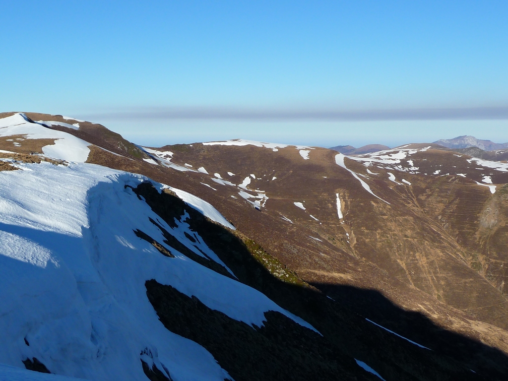 cassure-avec-au-loin-nuage-ecobuage-bande-neige-pouyaue